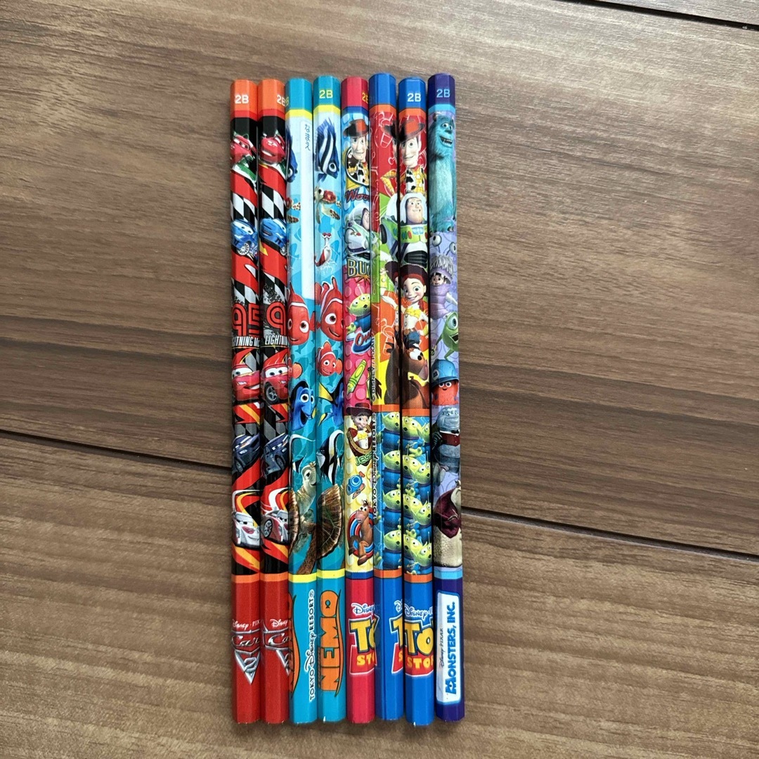 Disney(ディズニー)の2B 鉛筆　カーズ　トイストーリー　ニモ　モンスターズインク エンタメ/ホビーのアート用品(鉛筆)の商品写真