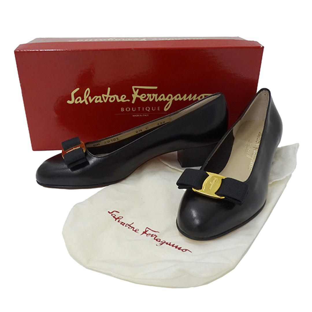 Salvatore Ferragamo(サルヴァトーレフェラガモ)のフェラガモ  Ferragamo パンプス レディース ブランド ヴァラリボン   レザー ブラック 6 1/2 リボン シンプル 可愛い かわいい フォーマル ゴールド金具 黒 【中古】 レディースの靴/シューズ(ハイヒール/パンプス)の商品写真