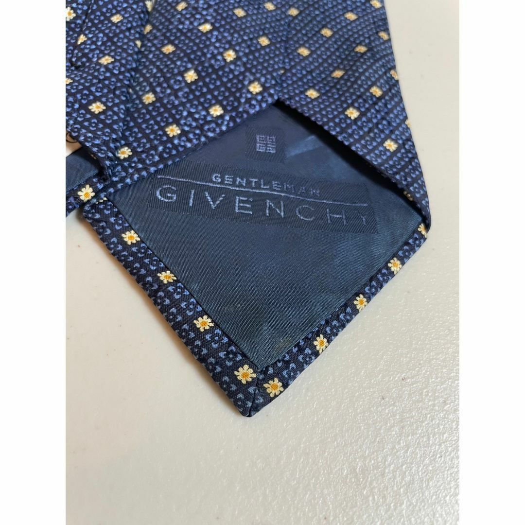 GIVENCHY(ジバンシィ)のGivenchy　【総柄　ネイビー系】 USED オールド ネクタイ 古着 メンズのファッション小物(ネクタイ)の商品写真