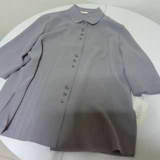 新品・タグ付き グレーのブラウス(シャツ/ブラウス(半袖/袖なし))