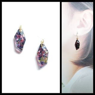 No.1319-C　ホログラム☆ブラック☆鉱石型ピアス・イヤリング(レッド)(ピアス)