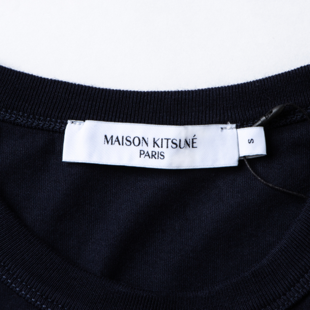 MAISON KITSUNE'(メゾンキツネ)のメゾンキツネ/MAISON KITSUNE シャツ メンズ CHILLAX FOX PATCH CLASSIC TEE-SHIRT Tシャツ NAVY  GU00154KJ0010-0001-P480 メンズのトップス(Tシャツ/カットソー(半袖/袖なし))の商品写真