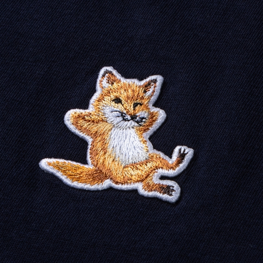 MAISON KITSUNE'(メゾンキツネ)のメゾンキツネ/MAISON KITSUNE シャツ メンズ CHILLAX FOX PATCH CLASSIC TEE-SHIRT Tシャツ NAVY  GU00154KJ0010-0001-P480 メンズのトップス(Tシャツ/カットソー(半袖/袖なし))の商品写真