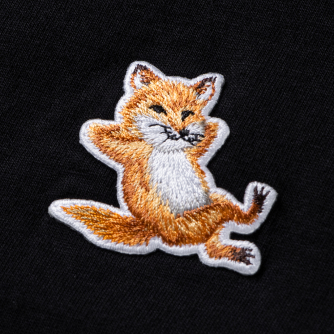 MAISON KITSUNE'(メゾンキツネ)のメゾンキツネ/MAISON KITSUNE シャツ メンズ CHILLAX FOX PATCH CLASSIC TEE-SHIRT Tシャツ BLACK  GU00154KJ0010-0001-P199 メンズのトップス(Tシャツ/カットソー(半袖/袖なし))の商品写真