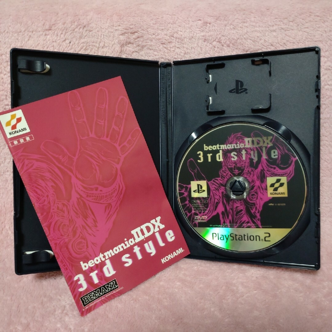PlayStation2(プレイステーション2)の「ビートマニアII DX 6th style」「ビートマニア」とコントローラ２台 エンタメ/ホビーのゲームソフト/ゲーム機本体(家庭用ゲームソフト)の商品写真