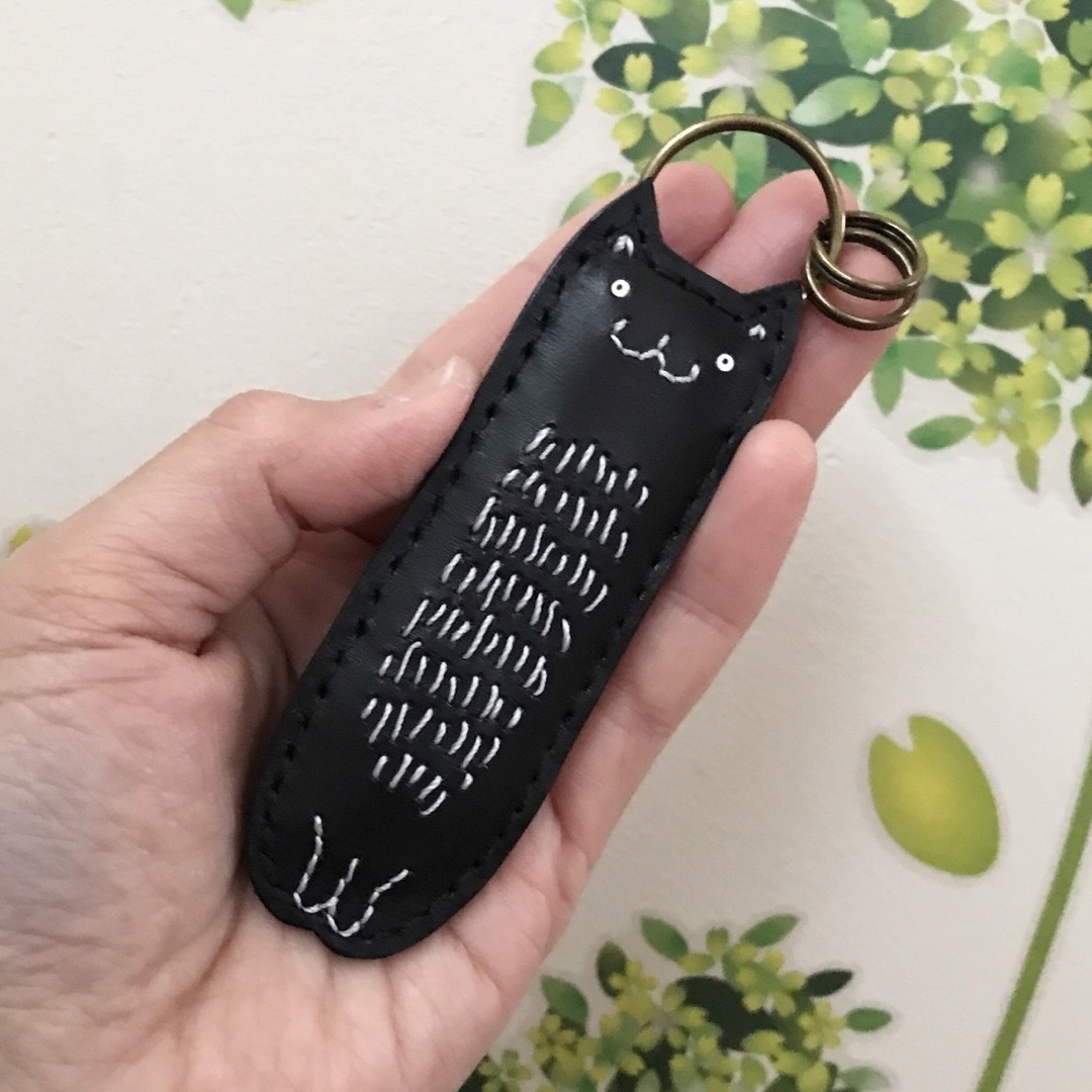 本革　レザー　猫　ねこ　キーホルダー　バッグチャーム　かわいい ハンドメイドのファッション小物(バッグチャーム)の商品写真