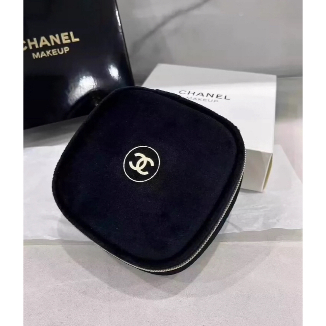 CHANEL(シャネル)の新品未使用CHANEL ノベルティ ポーチ ミラー付き　ベロア ブラック レディースのファッション小物(ポーチ)の商品写真