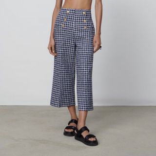 ザラ(ZARA)のZARA ボタン付きガウチョパンツ(クロップドパンツ)