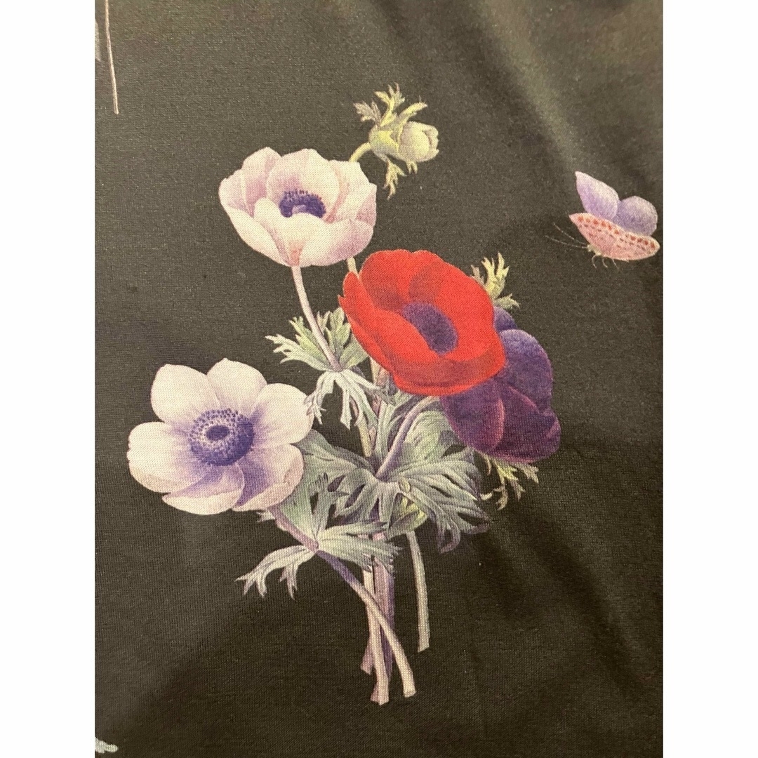 SINDEE(シンディー)のシインデイー　五分袖　チュニックTシャツ　濃いグレーにお花のプリントが素敵　 メンズのトップス(Tシャツ/カットソー(半袖/袖なし))の商品写真