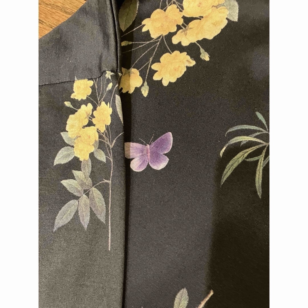 SINDEE(シンディー)のシインデイー　五分袖　チュニックTシャツ　濃いグレーにお花のプリントが素敵　 メンズのトップス(Tシャツ/カットソー(半袖/袖なし))の商品写真