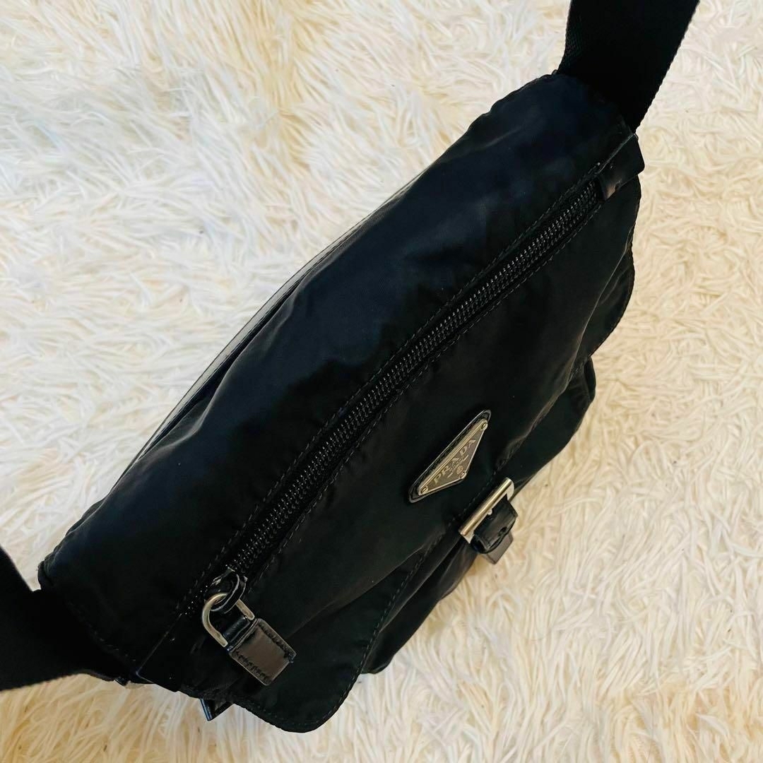 PRADA(プラダ)の美品＊PRADA ショルダーバッグ カメラ ポシェット ナイロン 三角ロゴ 黒 レディースのバッグ(ショルダーバッグ)の商品写真