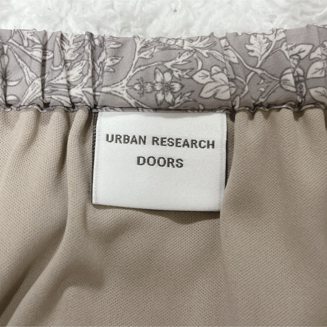 URBAN RESEARCH DOORS(アーバンリサーチドアーズ)のアーバンリサーチドアーズ　フラワー柄ティアードスカート レディースのスカート(ロングスカート)の商品写真