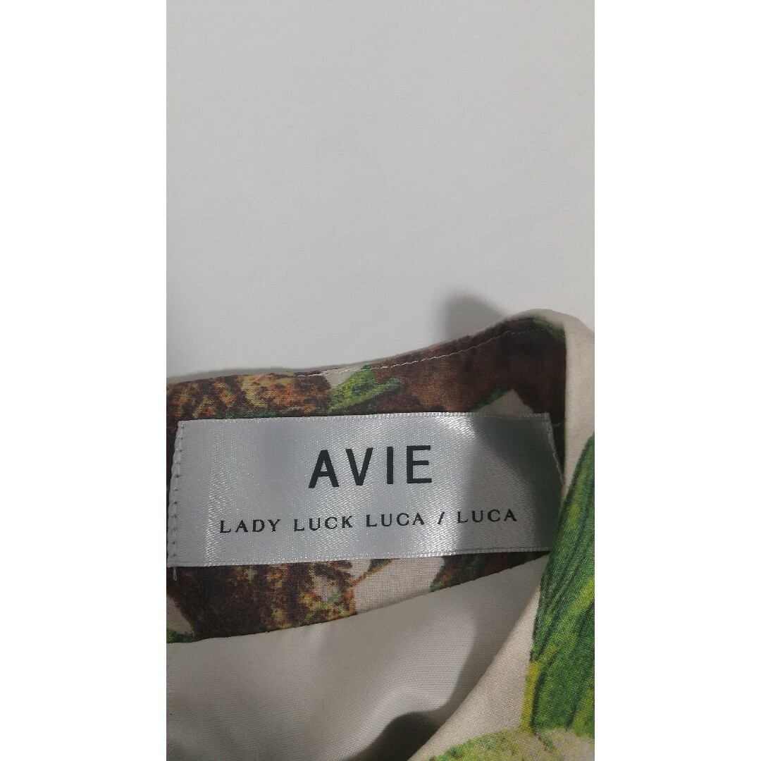 avie(アビィ)のAVIE×LUCAコラボ　ボタニカル 大花柄ワンピース レディースのワンピース(ひざ丈ワンピース)の商品写真