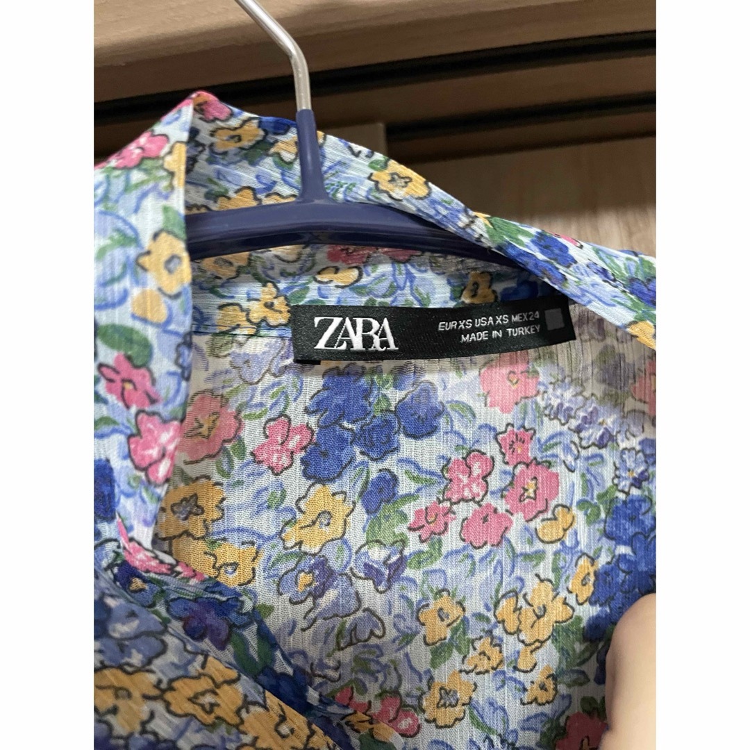 ZARA(ザラ)のZARA シャツ　XS オフィスカジュアル レディースのトップス(シャツ/ブラウス(長袖/七分))の商品写真