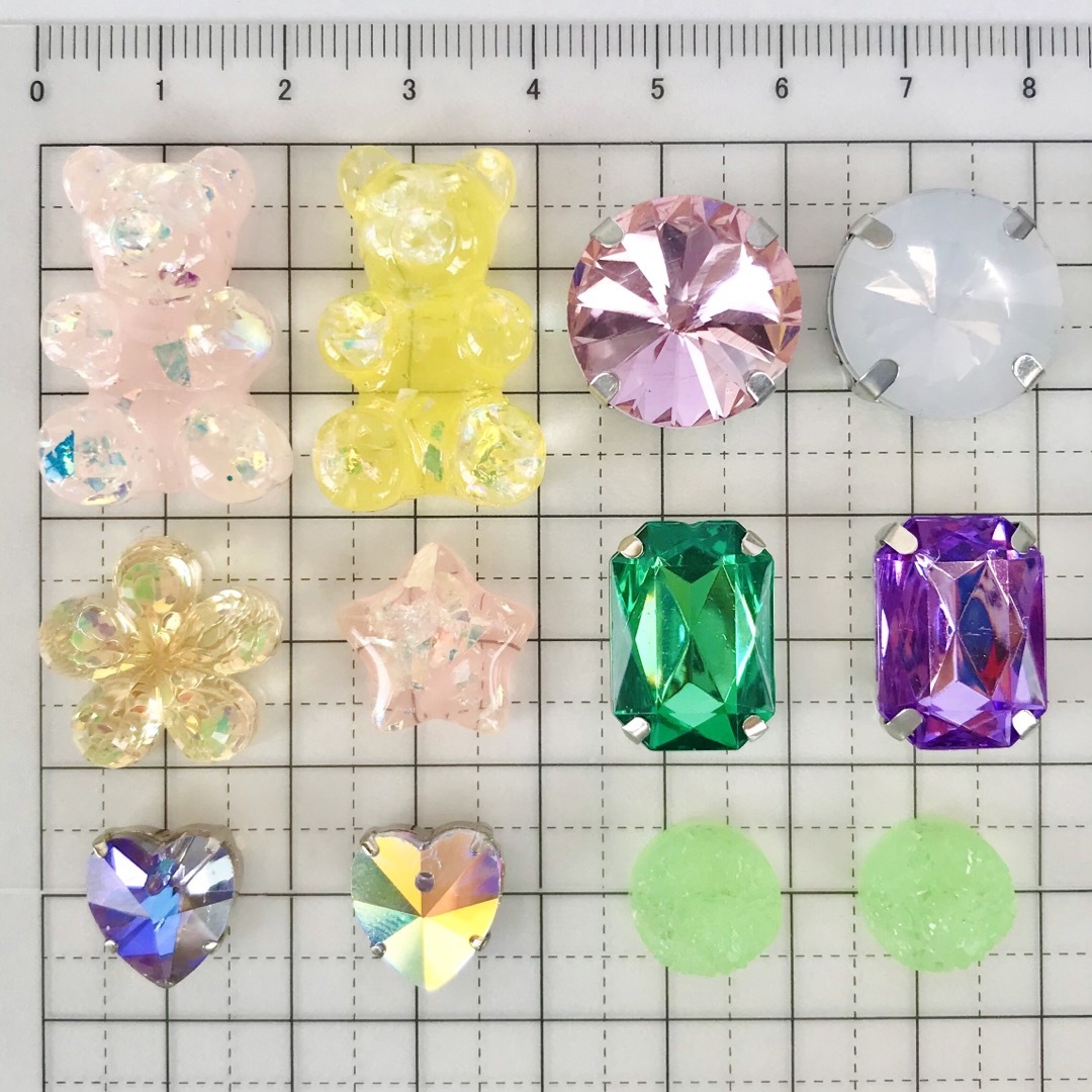 No.106【ジビッツ12個】大きいグミベア♡ラインストーン♡緑紫♡クマ花星 レディースのアクセサリー(チャーム)の商品写真