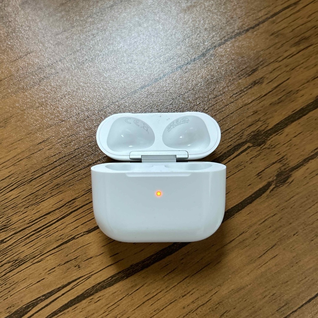 Apple(アップル)のAirPods スマホ/家電/カメラのオーディオ機器(ヘッドフォン/イヤフォン)の商品写真