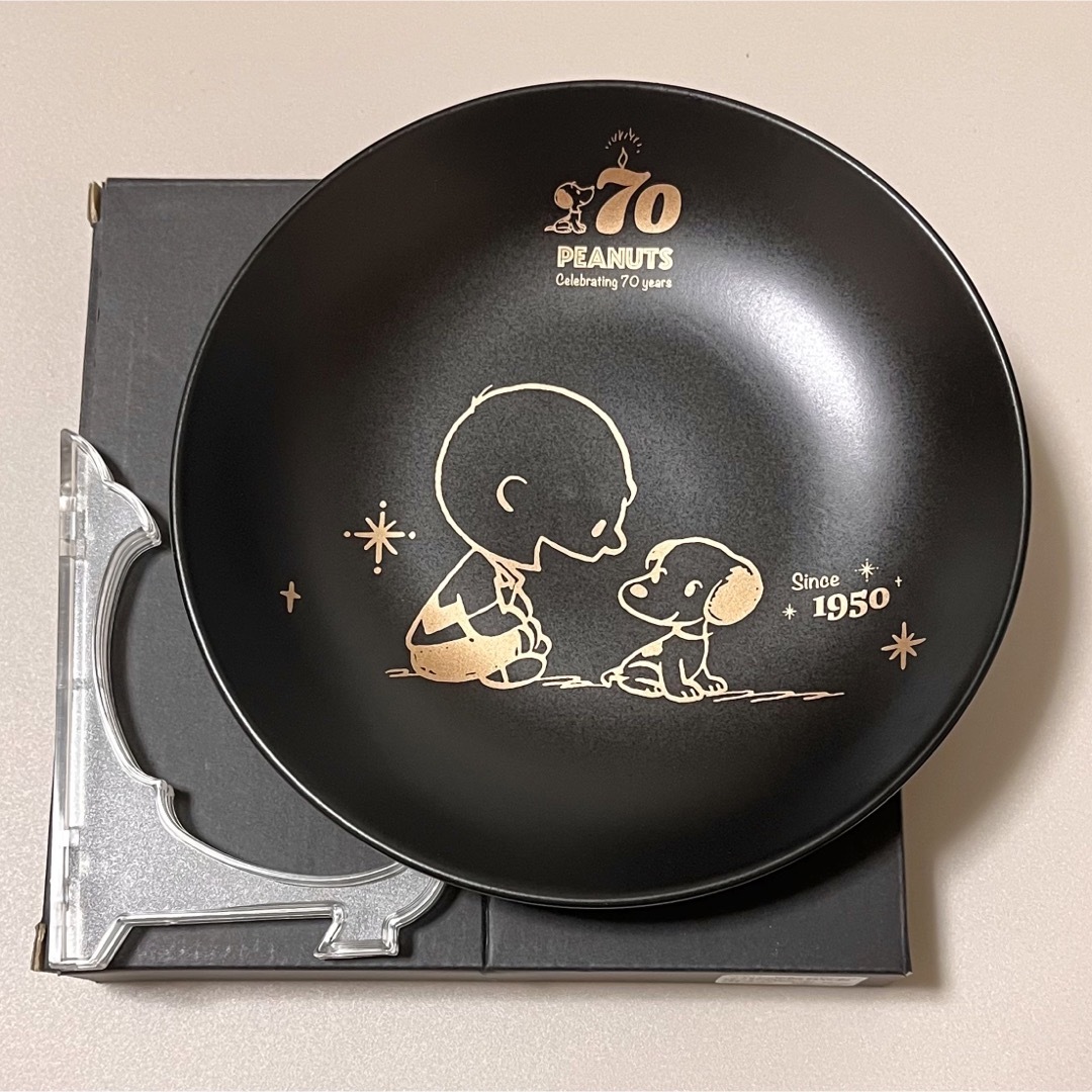 SNOOPY(スヌーピー)のスヌーピー 70周年記念プレート　ブラック エンタメ/ホビーのおもちゃ/ぬいぐるみ(キャラクターグッズ)の商品写真
