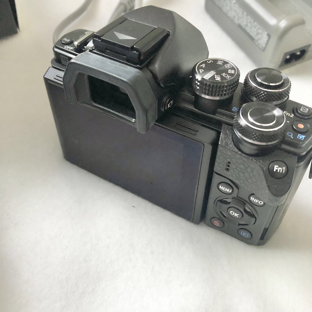 OLYMPUS デジタル一眼レフカメラ OM-D E-M10 Mark 2 EZ スマホ/家電/カメラのカメラ(ミラーレス一眼)の商品写真