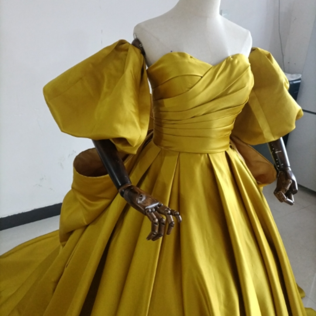 3waysマスタードイエローカラードレス ベアトップ 取り外し袖 リボン 披露宴 レディースのフォーマル/ドレス(ウェディングドレス)の商品写真