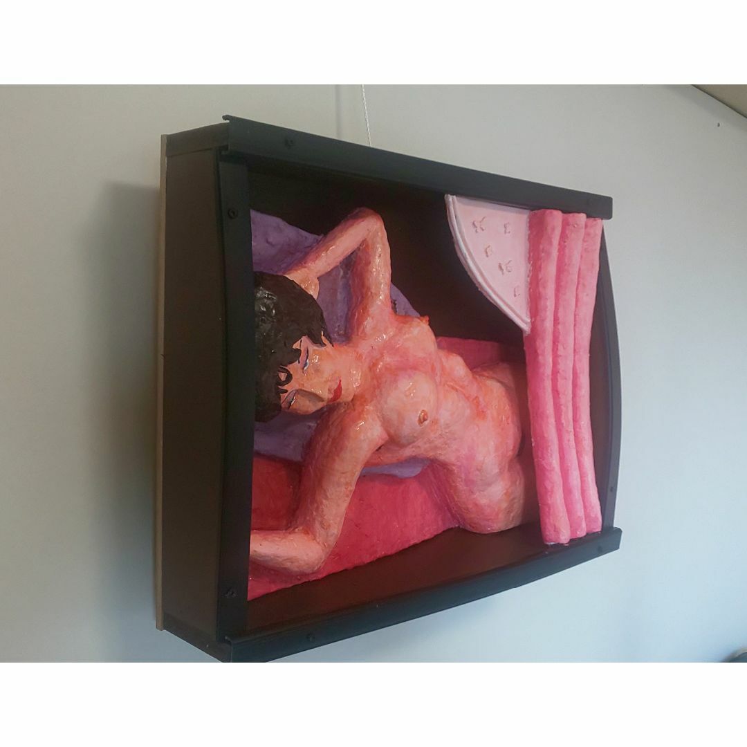 カーテンを広げて横たわる裸婦 ハンドメイドの素材/材料(その他)の商品写真