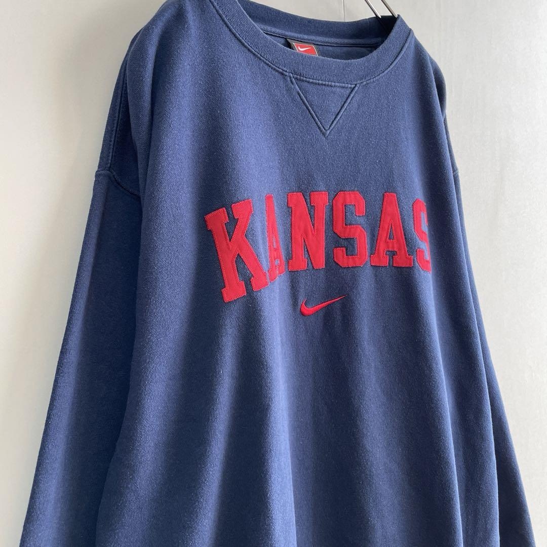 NIKE(ナイキ)の【センタービッグ刺繍ロゴ】NIKE古着KANSASカレッジスウェット90s紺M メンズのトップス(スウェット)の商品写真