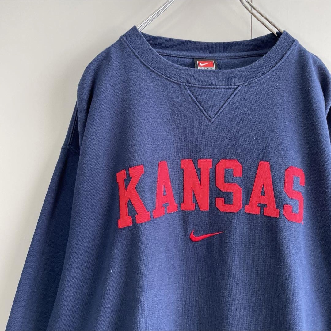 NIKE(ナイキ)の【センタービッグ刺繍ロゴ】NIKE古着KANSASカレッジスウェット90s紺M メンズのトップス(スウェット)の商品写真