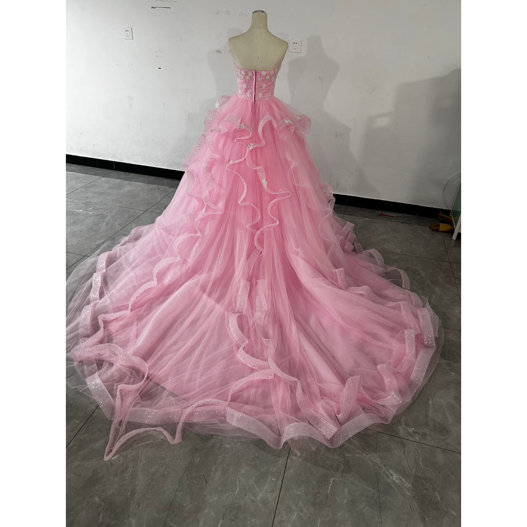 豪華！カラードレス キラキラのハンドビーディング ピンク ラッフルフリル 花嫁 レディースのフォーマル/ドレス(ウェディングドレス)の商品写真