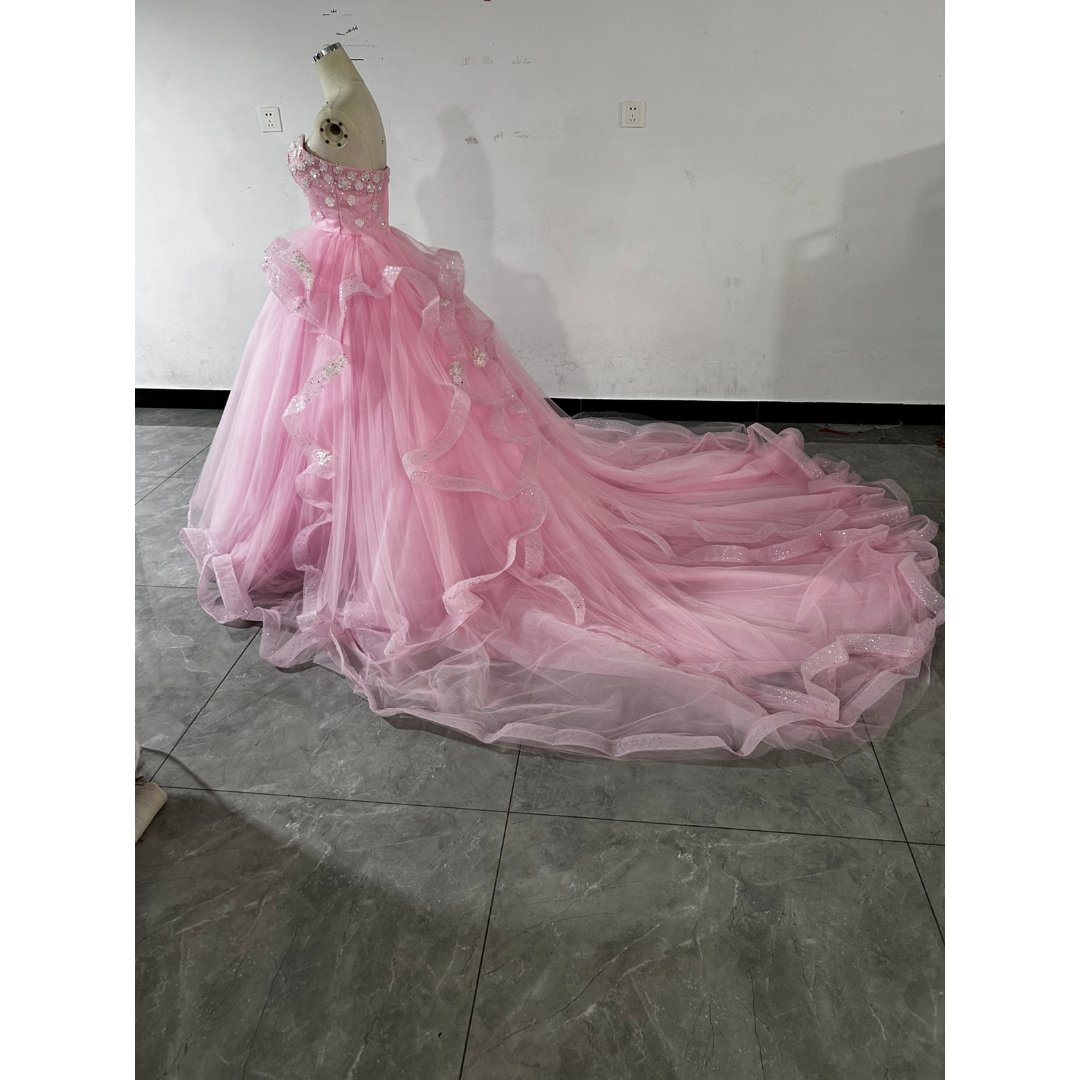 豪華！カラードレス キラキラのハンドビーディング ピンク ラッフルフリル 花嫁 レディースのフォーマル/ドレス(ウェディングドレス)の商品写真