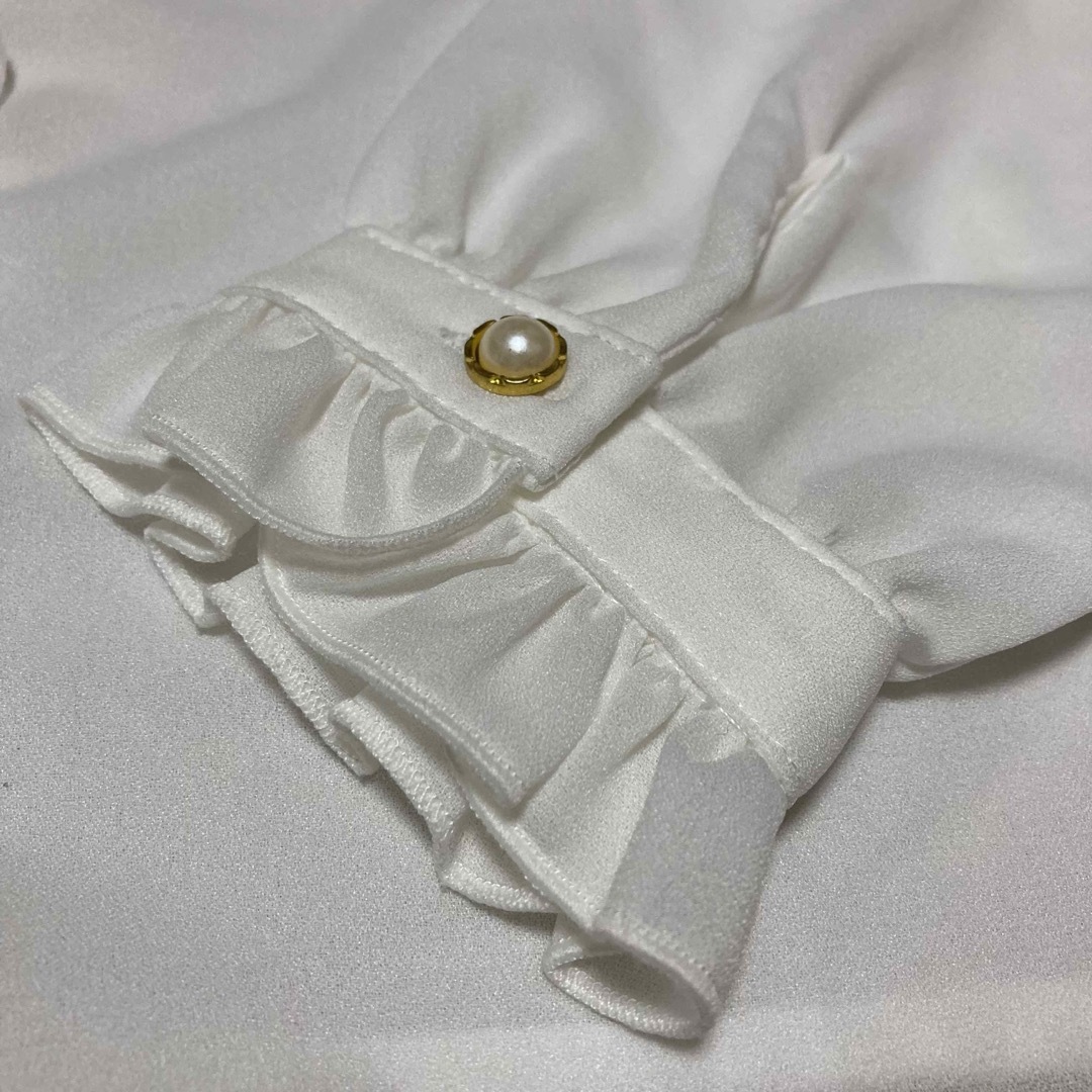 Amavel(アマベル)のボルドーリボンジャボ付き白長袖ブラウス/Amabelアンクルージュリズリサイング レディースのトップス(シャツ/ブラウス(長袖/七分))の商品写真