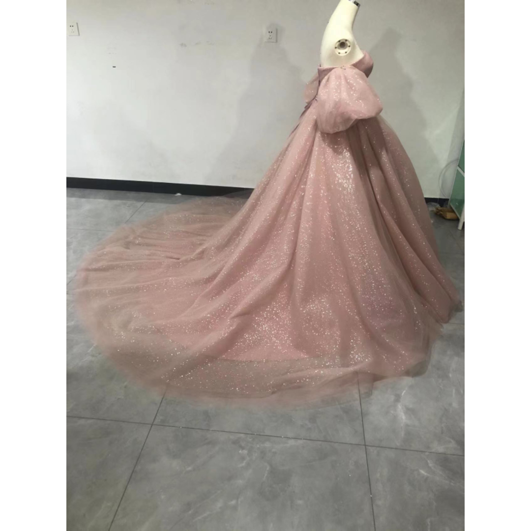 カラードレス ピンク キラキラチュール ベアトップ 取り外し袖 フランス風 披露 レディースのフォーマル/ドレス(ウェディングドレス)の商品写真