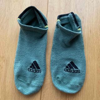 靴下（モスグリーン、adidas）