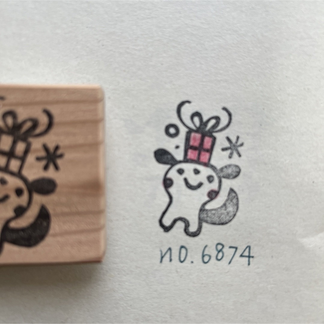 スタンプ　No. 6874プレゼントを頭にのせた犬 ハンドメイドの文具/ステーショナリー(はんこ)の商品写真
