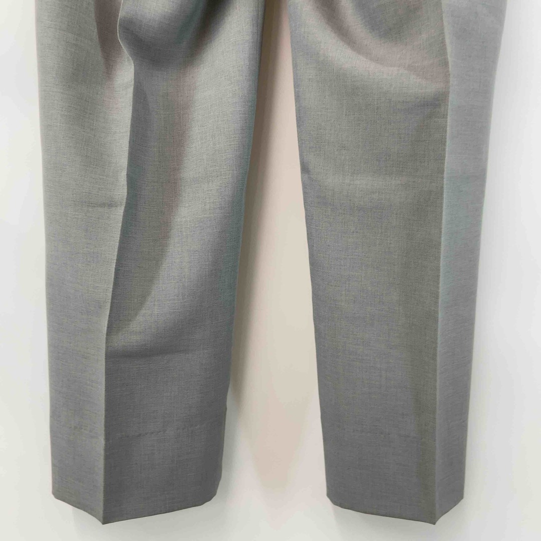 メンズ　スラックスパンツ　スーツ　タック入り　ライトグレー メンズのパンツ(スラックス)の商品写真