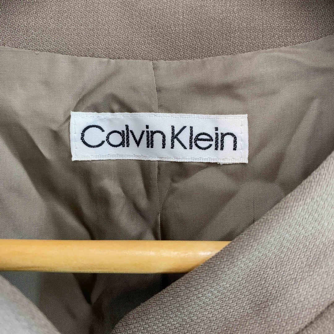Calvin Klein(カルバンクライン)のCalvin Klein カルバンクライン 　ベージュ　スタンドカラー　レディース 　ノーカラージャケット レディースのジャケット/アウター(テーラードジャケット)の商品写真