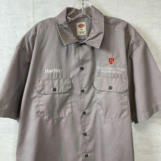 ディッキーズ(Dickies)のワークシャツ　サイズＸＬ　ディッキーズ　半袖シャツ　薄茶色　刺繍ロゴ　メンズ古着(シャツ)