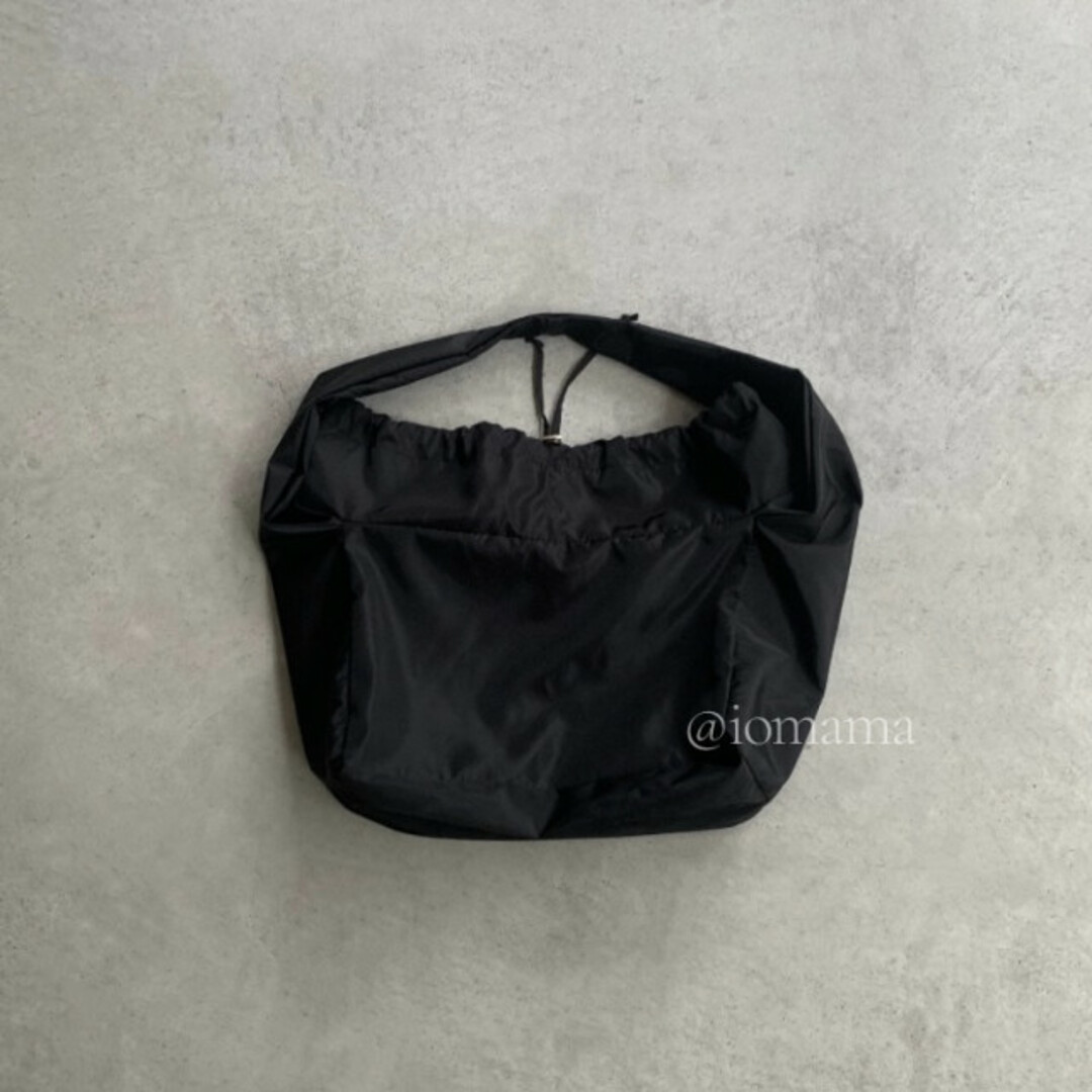 メッセンジャー ショルダーバッグ 黒 ブラック モノトーン ビッグサイズ 大容量 レディースのバッグ(ショルダーバッグ)の商品写真