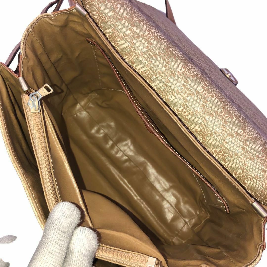 celine(セリーヌ)のセリーヌ　白マカダム柄　ショルダーバッグ　レザー　トリオンフ 斜めがけ レディースのバッグ(ショルダーバッグ)の商品写真