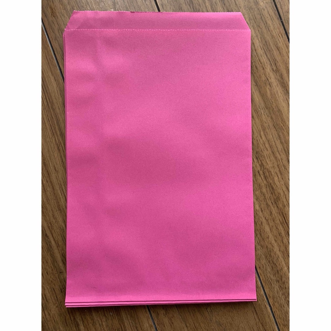 海外紙物　大人気　ラッピング袋　可愛い　濃いピンク　100枚　在庫わずか インテリア/住まい/日用品のオフィス用品(ラッピング/包装)の商品写真