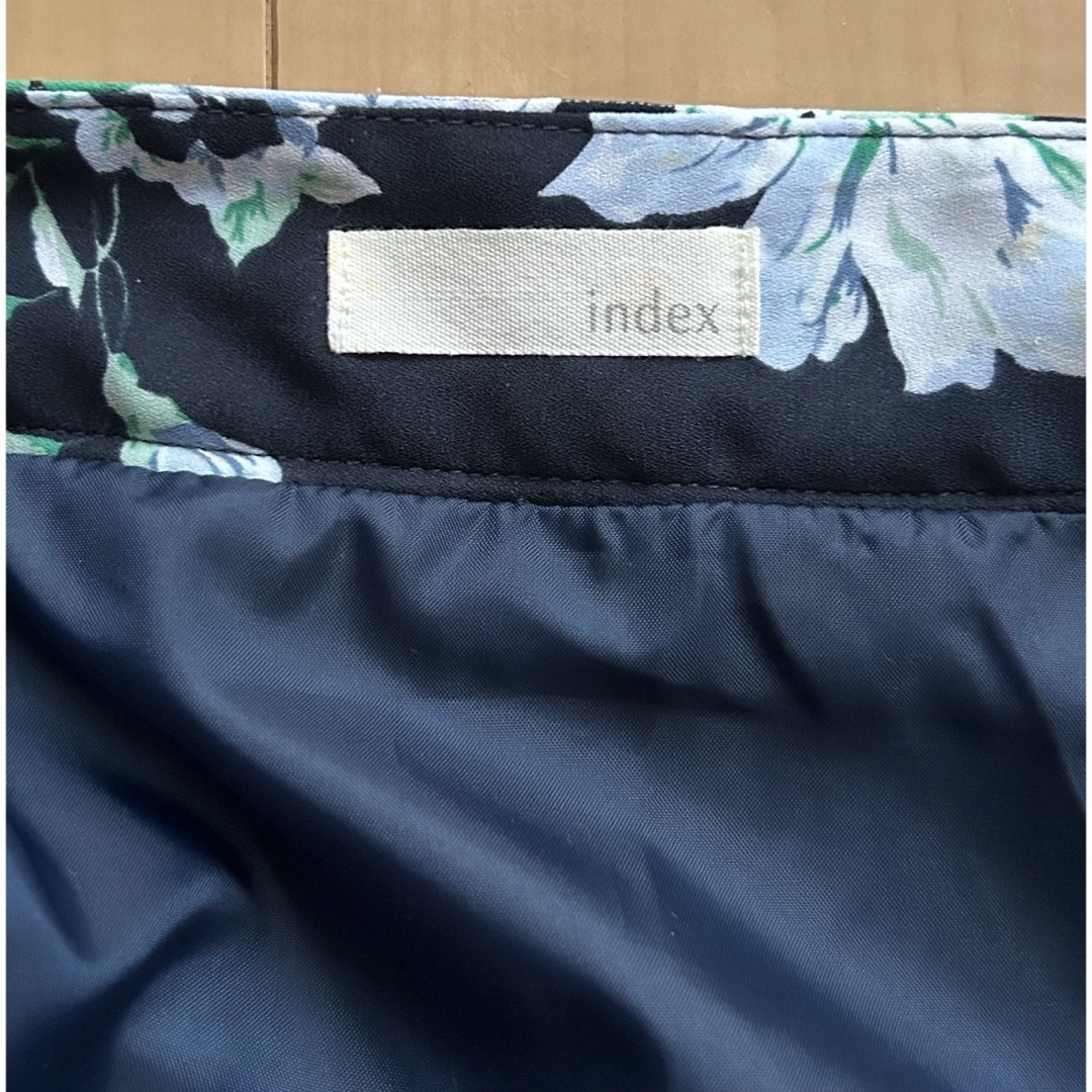 INDEX(インデックス)の【美品】INDEX ワールド　プリーツスカート　膝丈　花柄 レディースのスカート(ひざ丈スカート)の商品写真