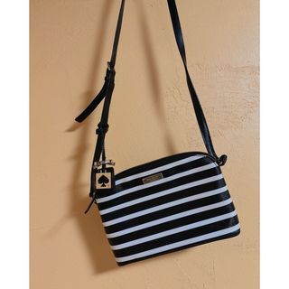 ケイトスペードニューヨーク(kate spade new york)の美品　ケイトスペード　ブランド　ボーダー　ショルダー　バッグ　白　黒(ショルダーバッグ)