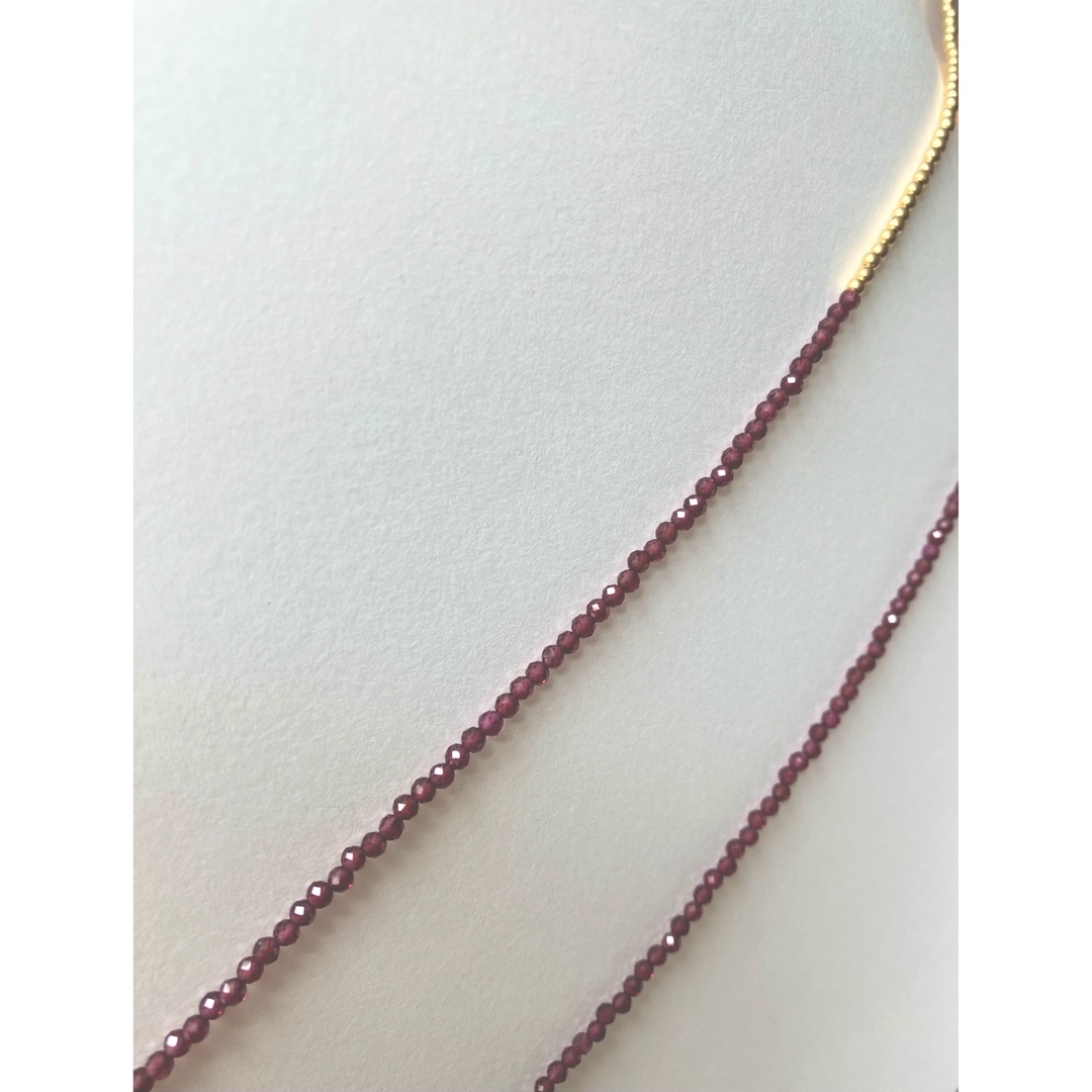 ロードライトガーネット　天然石　ロングネックレス　イエローゴールドカラー　赤　紫 レディースのアクセサリー(ネックレス)の商品写真