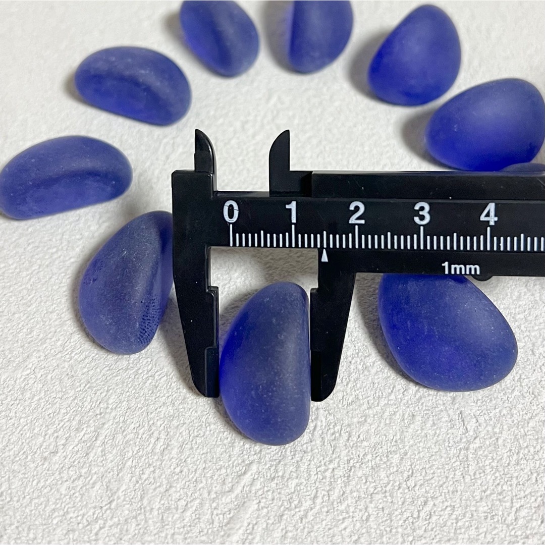 シーグラス　フロスト　カシューナッツ型　マット　シーアート　人工　ブルー　青 ハンドメイドの素材/材料(各種パーツ)の商品写真