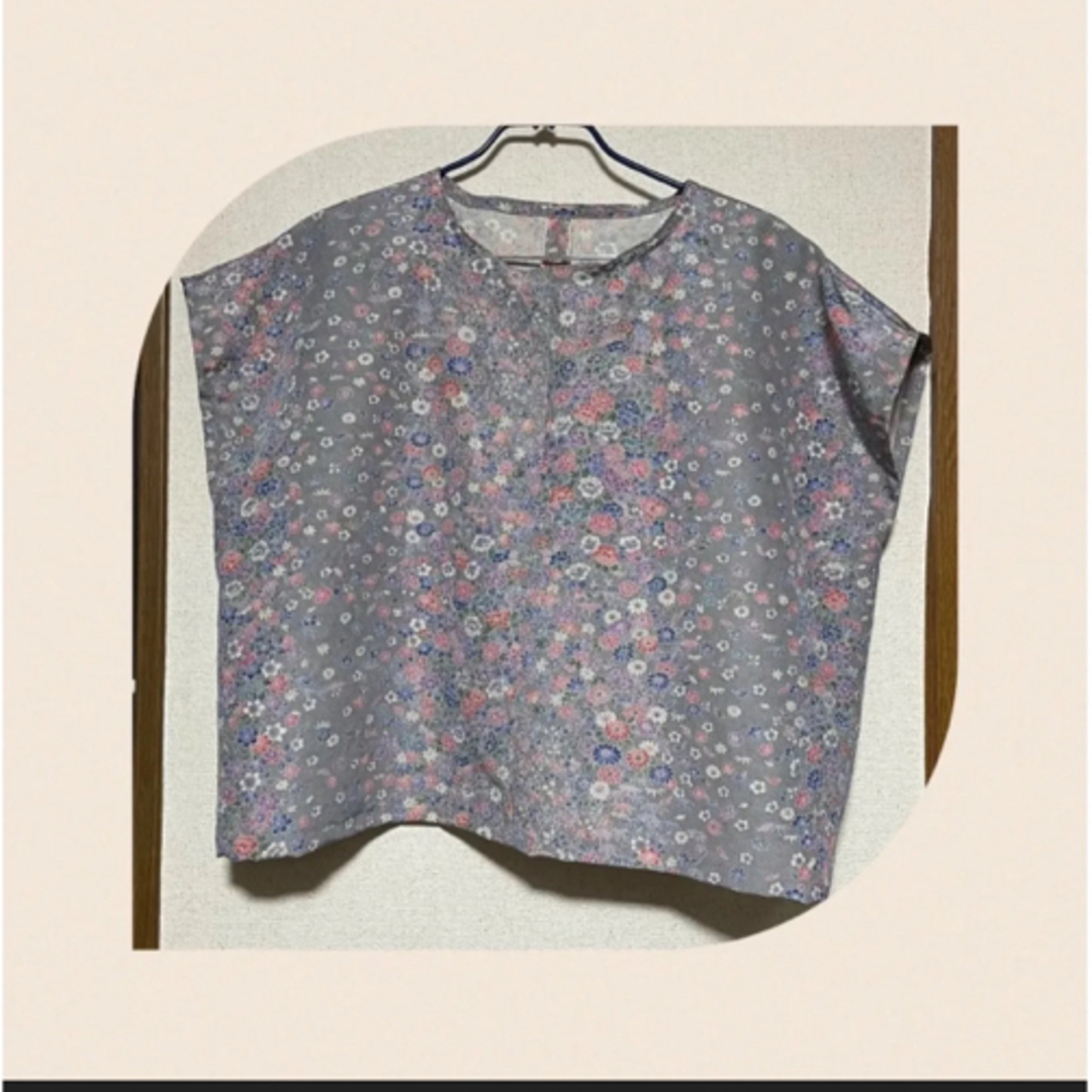 ブラウス　シルク100% 正絹　新品反物　グレー　花柄　ハンドメイド レディースのトップス(シャツ/ブラウス(半袖/袖なし))の商品写真