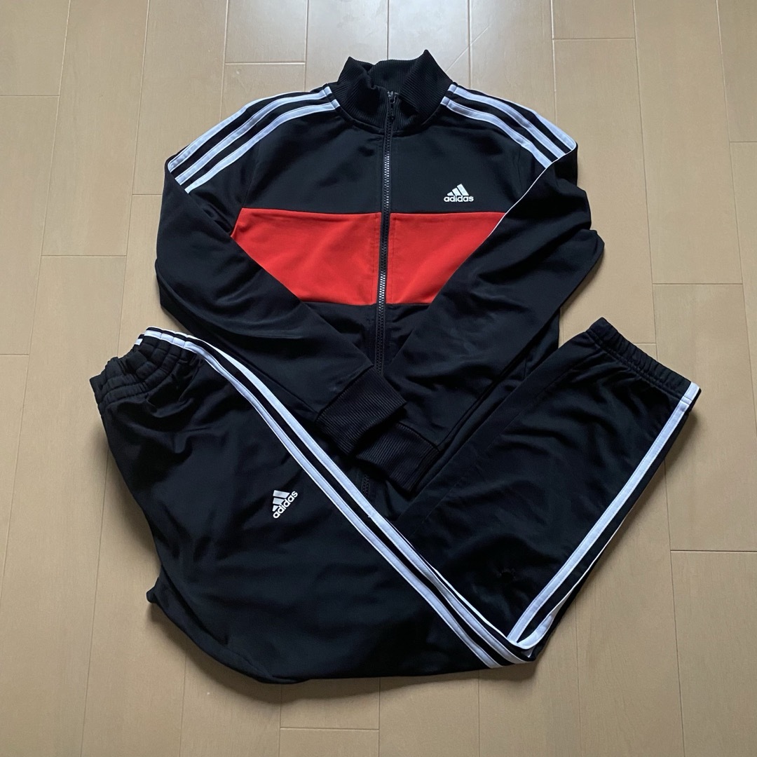 adidas(アディダス)のアディダス　ジャージ上下　150 黒×赤 キッズ/ベビー/マタニティのキッズ服男の子用(90cm~)(その他)の商品写真