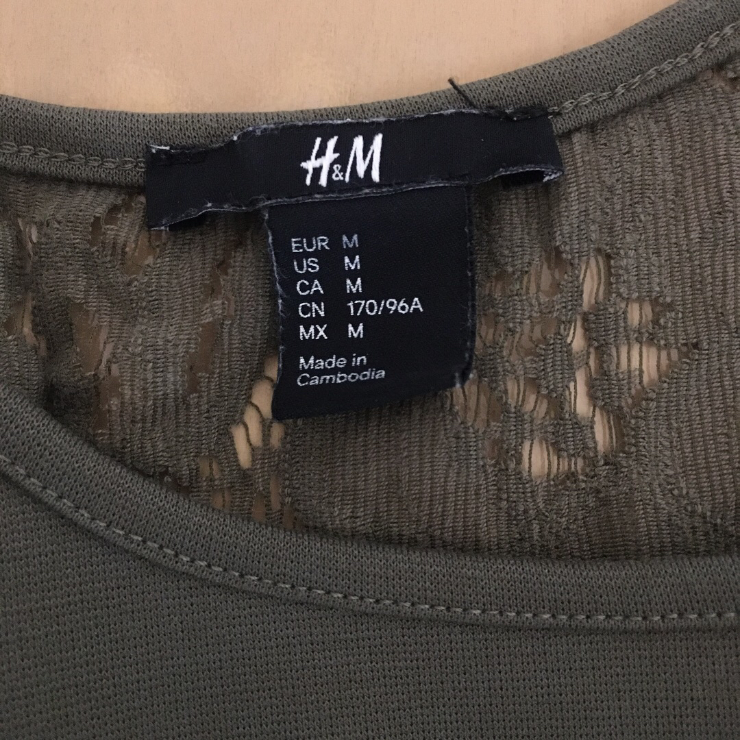 H&M(エイチアンドエム)のノースリーブ ワンピース レース ミニスカート カーキ 緑 レディースのワンピース(ミニワンピース)の商品写真