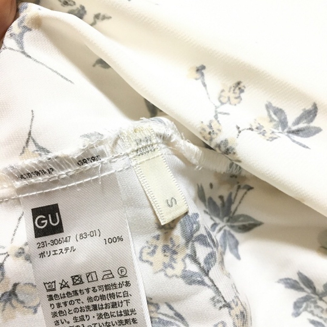 GU(ジーユー)のGU(ジーユー)花柄フラワープリントブラウス(長袖)Z白シャツ柄物 春～夏 レディースのトップス(シャツ/ブラウス(長袖/七分))の商品写真