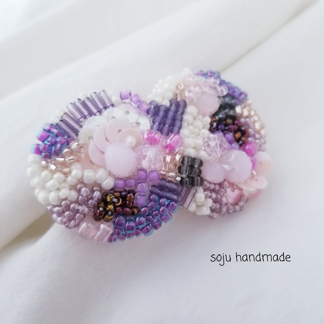 パープル×ピンク2連ブローチ　ビーズ刺繍　ブローチ ハンドメイドのアクセサリー(コサージュ/ブローチ)の商品写真