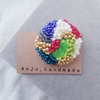 カラフルブローチ　ビーズ刺繍　ブローチ(コサージュ/ブローチ)