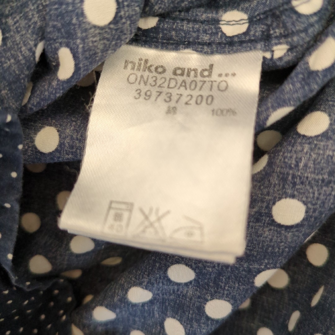 niko and...(ニコアンド)のniko and　紺白の２種のドットプリント柄の綿シャツ レディースのトップス(シャツ/ブラウス(半袖/袖なし))の商品写真