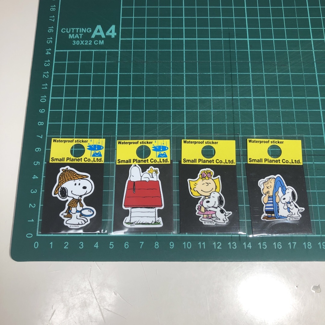 PEANUTS(ピーナッツ)のスヌーピー SNOOPY ステッカー 4枚セット エンタメ/ホビーのおもちゃ/ぬいぐるみ(キャラクターグッズ)の商品写真